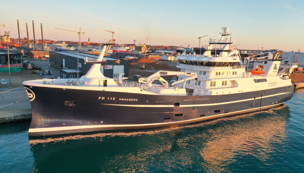 Image of MS Høgaberg by the dock.