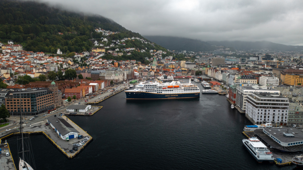Image of Havila Polaris by the Bergen Bryggen dock.
